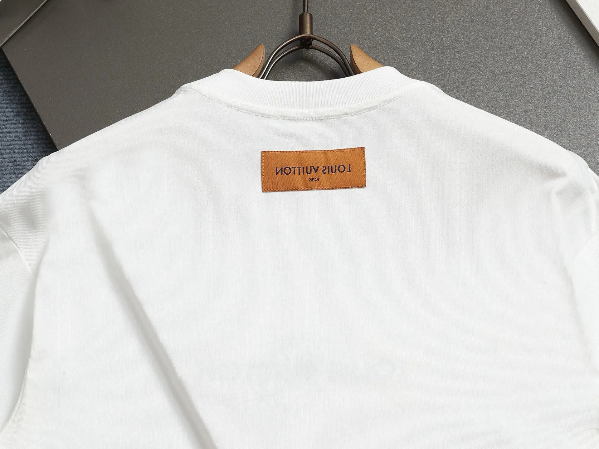 🅿️170 2025 new 1V summer cotton T-shirt uses colorful wool embroidery to enhance the temperament. The exquisite three-flower embroidery pattern is composed of a variety of yarns, with a total of 42,530 stitches showing a slight relief effect. Embroidered 1v letters complete this bold and sophisticated piece.  𝙘𝙤𝙡𝙤𝙧：White. Black 𝙨𝙞𝙯𝙚：XS S M L